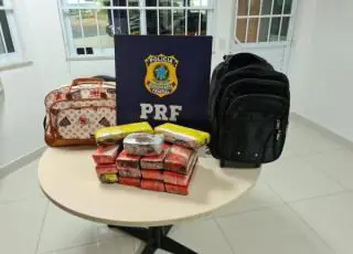 Mulher é presa pela PRF transportando drogas em malas de viagem