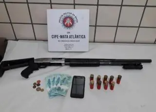 Mulher é presa por posse ilegal de arma de fogo em Nova Viçosa. Menor também foi apreendido