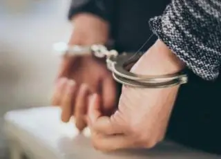 Mulher é presa por tráfico de drogas em Teixeira de Freitas