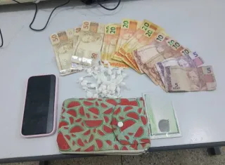 Mulher é presa por tráfico de drogas no Prado