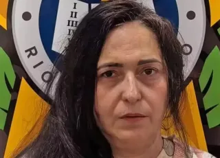 Mulher é presa suspeita de matar a própria mãe com golpes de martelo por acreditar que ela tinha relacionamento com seu companheiro
