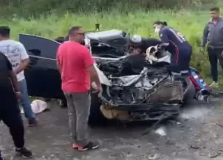 Mulher é resgatada das ferragens após batida com ônibus na BR 101 em Itagimirim
