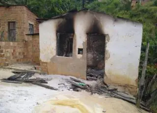 Mulher e suspeita de matar companheiro e colocar fogo na casa com corpo dentro em Itamaraju