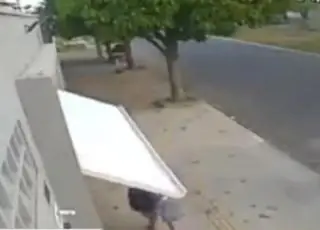 Mulher 'engolida' por portão ficou presa por uma hora em garagem, diz filha