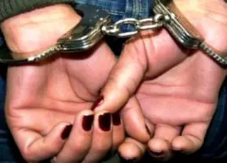 Mulher invade casa, esfaqueia o ex e atropela a amiga dele