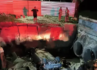 Mulher morre após carro conduzido por motorista embriagado despencar em cratera interditada em Itabatã