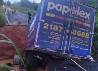 Mulher morre após carro ser engolido por cratera na MG-133