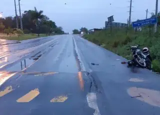 Mulher morre em acidente com moto na BR 101 em Teixeira de Freitas