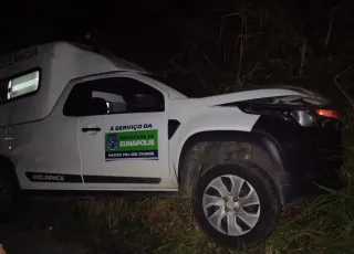 Mulher morre em acidente entre ambulância e carreta na BR 101.   Paciente voltava de tratamento em Salvador