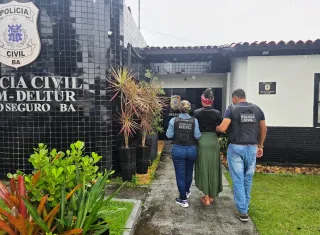    Mulher procurada por roubo qualificado em Goiás é presa em Porto Seguro