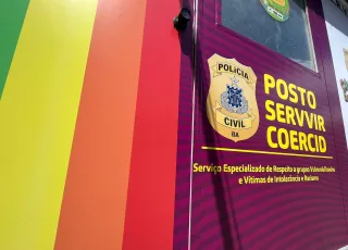 Mulher que chamou ambulante de macaco é presa em flagrante