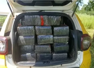 Mulher que transportava 700 kg de maconha é assaltada, chama a polícia e é presa