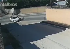 Mulher sofre fraturas graves nas pernas após colisão em Teixeira de Freitas; motorista foge; veja o vídeo