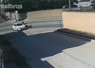 Mulher sofre fraturas graves nas pernas após colisão em Teixeira de Freitas; motorista foge; veja o vídeo
