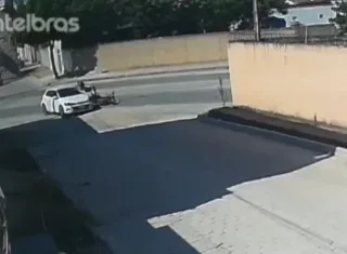 Mulher sofre fraturas graves nas pernas após colisão em Teixeira de Freitas; motorista foge; veja o vídeo