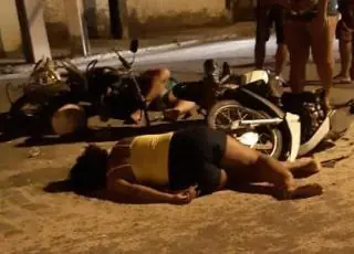 Mulher tem fratura exposta após se envolver em acidente de moto, outras duas pessoas também ficaram feridas