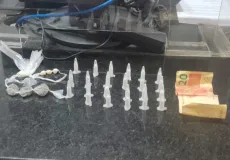 Mulher tenta se livrar de drogas ao ver polícia, mas é presa em Eunápolis