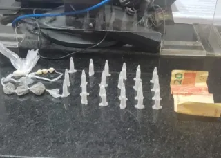Mulher tenta se livrar de drogas ao ver polícia, mas é presa em Eunápolis