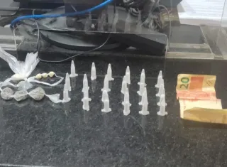 Mulher tenta se livrar de drogas ao ver polícia, mas é presa em Eunápolis