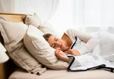 Mulheres dormem consistentemente pior do que homens, e a ciência finalmente descobriu o porquê  