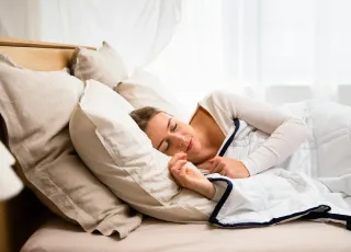 Mulheres dormem consistentemente pior do que homens, e a ciência finalmente descobriu o porquê  