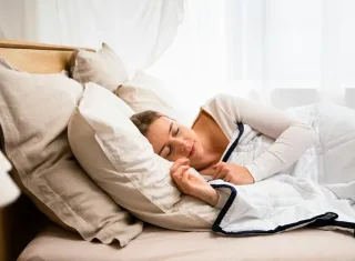 Mulheres dormem consistentemente pior do que homens, e a ciência finalmente descobriu o porquê  