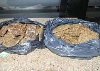 Mulheres são presas tentando entrar no Presídio de Teixeira com quase 1 kg de drogas