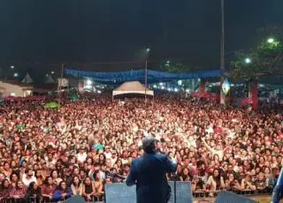 Multidão acompanha sucessos de Amado Batista na penúltima noite do