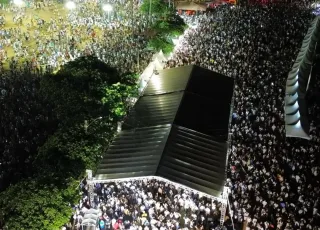 Multidão celebra a chegada de 2026 em um Réveillon inesquecível em Nova Viçosa