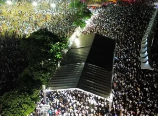 Multidão celebra a chegada de 2026 em um Réveillon inesquecível em Nova Viçosa