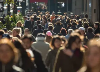 Mundo atinge a marca de oito bilhões de habitantes, aponta site