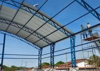 Município de Mucuri avança com obras de construção da Quadra Poliesportiva de Cruzelândia