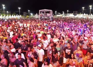  100 mil foliões participam do Carnaval  de Mucuri  e gera renda de R$ 25 milhões na economia local 