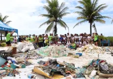 Mutirão retira mais de 776 quilos de resíduos da praia de Mucuri e mobiliza comunidade em ação de educação ambiental