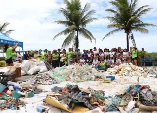 Mutirão retira mais de 776 quilos de resíduos da praia de Mucuri e mobiliza comunidade em ação de educação ambiental