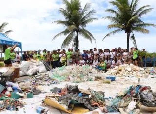 Mutirão retira mais de 776 quilos de resíduos da praia de Mucuri e mobiliza comunidade em ação de educação ambiental