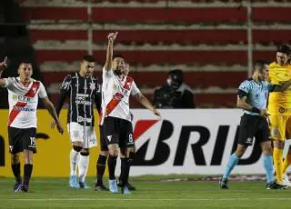 Na altitude de La Paz, Corinthians perde na estreia da Libertadores