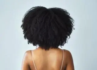 “Não é cabelo de crente”: Pastor recusa batizar adolescente por causa do cabelo crespo