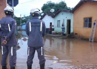 Nível do Água Fria volta subir e alagar casas e comércios em Medeiros Neto