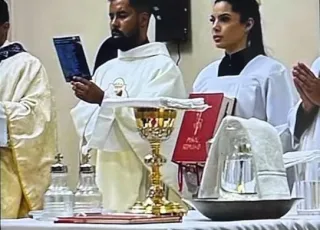 Noiva é flagrada com padre em banheiro de casa paroquial e vídeo causa repercussão em cidade de Mato Grosso