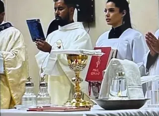 Noiva é flagrada com padre em banheiro de casa paroquial e vídeo causa repercussão em cidade de Mato Grosso