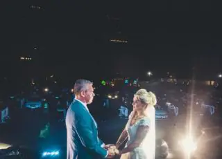 Noivos de São Paulo inovam com casamento festa no modelo Drive-in