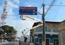 Nova Viçosa moderniza infraestrutura com substituição de placas de sinalização