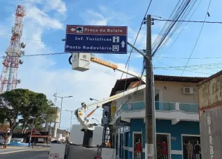 Nova Viçosa moderniza infraestrutura com substituição de placas de sinalização