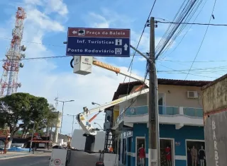 Nova Viçosa moderniza infraestrutura com substituição de placas de sinalização