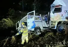 Nove  pessoas morreram e dez ficaram feridas em acidente entre carreta e micro-ônibus na BR 251 em Minas Gerais