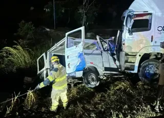 Nove  pessoas morreram e dez ficaram feridas em acidente entre carreta e micro-ônibus na BR 251 em Minas Gerais