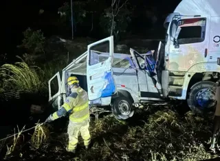 Nove  pessoas morreram e dez ficaram feridas em acidente entre carreta e micro-ônibus na BR 251 em Minas Gerais