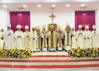 Novo bispo toma posse e reúne multidão na Catedral São Pedro em celebração histórica