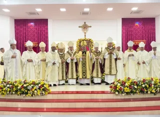 Novo bispo toma posse e reúne multidão na Catedral São Pedro em celebração histórica